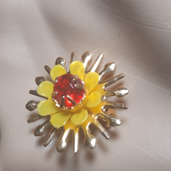 Vintage 60's Sunflower Brooch Lapel Pin Ruby Red Yellow Gold Signed Hong Kong - Picture 5 of 8